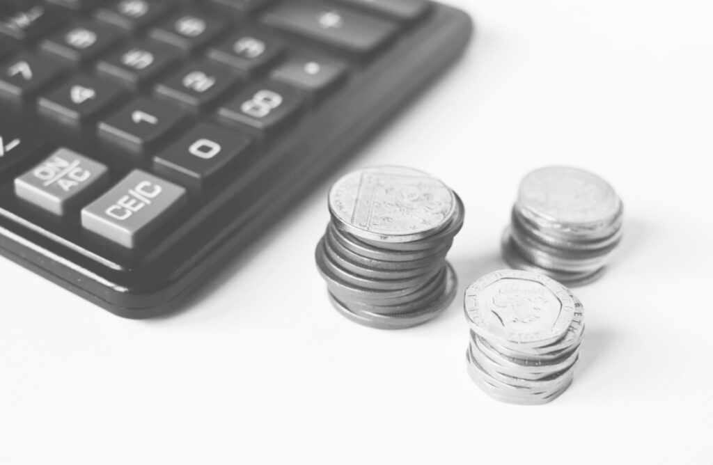 حاسبة النفقة كيف يتم تحديد مقدار النفقة والعوامل المؤثرة فيها؟