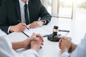 الزوجة تريد الطلاق والزوج لا يريد ، أو في حالة رفض الزوج الطلاق