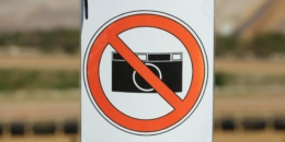 عقوبة التصوير بدون إذن في السعودية.. متى يكون تصوير الآخرين جريمةً؟