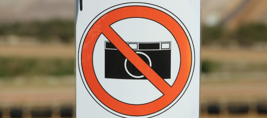 عقوبة التصوير بدون إذن في السعودية.. متى يكون تصوير الآخرين جريمةً؟